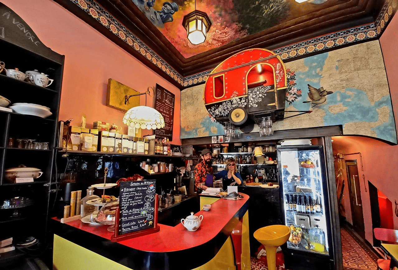 Décoration unique du café Caravane - Ambiance chaleureuse et artistique